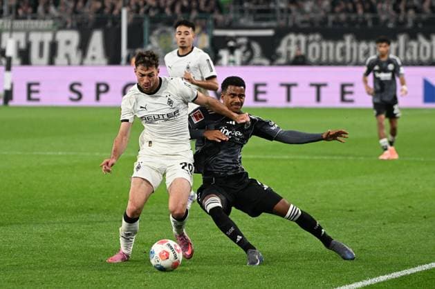 27 09 2025, xjhx, Fussball 1 Bundesliga, Borussia Moenchengladbach Eintracht Frankfurt v l Joe Scally Borussia Mönchengladbach Ansgar Knauff Eintracht Frankfurt Zweikampf, Aktion, action, battle for the ball DFL DFB REGULATIONS PROHIBIT ANY USE OF PHOTOGRAPHS as IMAGE SEQUENCES and or QUASI VIDEO Moenchengladbach