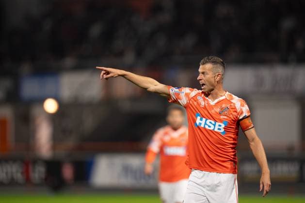 2025-09-27 FC Volendam v PEC Zwolle - Dutch Eredivisie VOLENDAM, NETHERLANDS - SEPTEMBER 27: Robert M++hren of FC Volendam gestures during the Dutch Eredivisie match between FC Volendam and PEC Zwolle at Kras Stadion on September 27, 2025 in Volendam, Netherlands. Volendam Kras Stadion Netherlands Content not available for redistribution in The Netherlands directly or indirectly through any third parties. Copyright: xPatrickxGoosenx