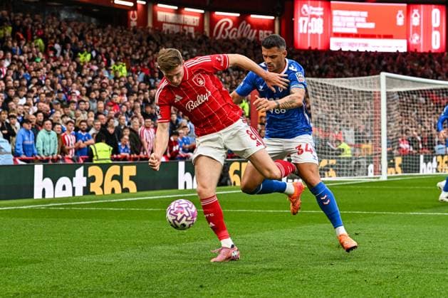 27th September 2025; The City Ground, Nottingham, England; Premier League Football, Nottingham Forest versus Sunderland; Elliot Anderson of Nottingham Forest holds off Granit Xhaka of Sunderland AFC  GodfreyxPitt
