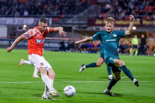 VOLENDAM, 27-09-2025 , KRAS Stadium , season 2025 2026 , Dutch eredivisie football, match between Volendam and PEC Zwolle , picture shows FC Volendam player Robert Muhren vs PEC Zwolle player Simon Graves Volendam - PEC  x31227514x Copyright:
