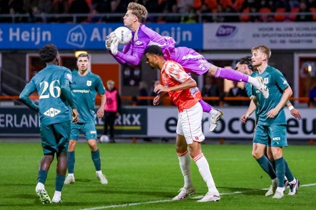 Sport Themen der Woche KW 39 VOLENDAM, 27-09-2025 , KRAS Stadium , season 2025 2026 , Dutch eredivisie football, match between Volendam and PEC Zwolle , picture shows FC Volendam player Xavier Mbuyamba vs PEC Zwolle goalkeeper Tom De Graaff Volendam - PEC  x31227582x Copyright: