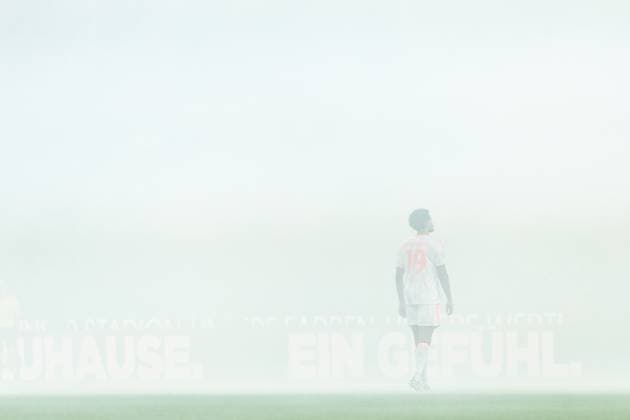 2 Soccer Bundesliga VfL Bochum Fortuna Düsseldorf Vonovia Ruhrstadion, Bochum 27 09 2025 Players standing in the fog, pyrotechnics, fans of Fortuna Düsseldorf Emmanuel Lyoha Fortuna Düsseldorf, 19 2 Soccer Bundesliga VfL Bochum Fortuna Düsseldorf Vonovia Ruhrstadion, Bochum 27 09 2025 DFL regulations prohibit any use of photographs as image sequences and or quasi video Copyright: xBEAUTIFULxSPORTS Buriakovx