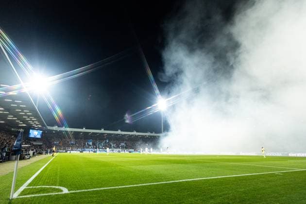 2 Fußball Bundesliga VfL Bochum Fortuna Düsseldorf Vonovia Ruhrstadion, Bochum 27 09 2025 Players standing in the fog, pyrotechnics, fans of Fortuna Düsseldorf 2 Fußball Bundesliga VfL Bochum Fortuna Düsseldorf Vonovia Ruhrstadion, Bochum 27 09 2025 DFL regulations prohibit any use of photographs as image sequences and or quasi video Copyright: xBEAUTIFULxSPORTS Buriakovx