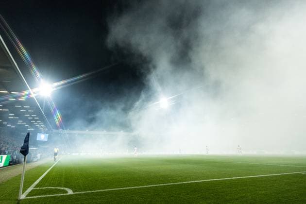 2 Fußball Bundesliga VfL Bochum Fortuna Düsseldorf Vonovia Ruhrstadion, Bochum 27 09 2025 Players standing in the fog, pyrotechnics, fans of Fortuna Düsseldorf 2 Fußball Bundesliga VfL Bochum Fortuna Düsseldorf Vonovia Ruhrstadion, Bochum 27 09 2025 DFL regulations prohibit any use of photographs as image sequences and or quasi video Copyright: xBEAUTIFULxSPORTS Buriakovx