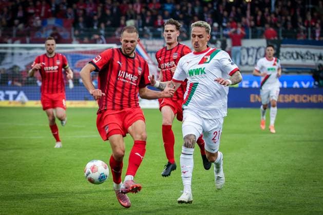 Jonas Foehrenbach 19 1FC Heidenheim 1846 in front of Phillip Tietz 21 FC Augsburg , right, on the ball, 1 FC Heidenheim 1846 vs FC Augsburg, DFL, Bundesliga, Saison 2025 2026, Voith Arena, Hinrunde, 5 Spieltag, 27 09 2025 DFB regulations prohibit any use of photographs as image sequences and or quasi video Heidenheim Baden Wuerttemberg Germany Copyright: xkolbert-press MartinxAgüerax