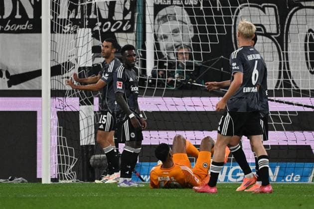 27 09 2025, xjhx, Soccer 1 Bundesliga, Borussia Moenchengladbach Eintracht Frankfurt v l Kaua Santos Eintracht Frankfurt after the goal to 4 6 DFL DFB REGULATIONS PROHIBIT ANY USE OF PHOTOGRAPHS as IMAGE SEQUENCES and or QUASI VIDEO Moenchengladbach