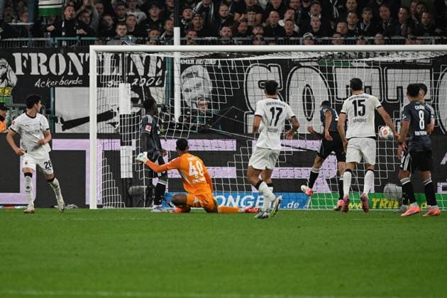 27 09 2025, xjhx, Soccer 1 Bundesliga, Borussia Moenchengladbach Eintracht Frankfurt v l Kaua Santos Eintracht Frankfurt after the goal to 4 6 DFL DFB REGULATIONS PROHIBIT ANY USE OF PHOTOGRAPHS as IMAGE SEQUENCES and or QUASI VIDEO Moenchengladbach