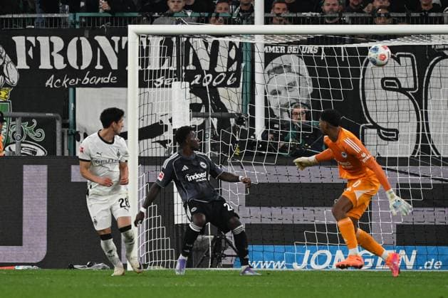 27 09 2025, xjhx, Fussball 1 Bundesliga, Borussia Moenchengladbach Eintracht Frankfurt v l Lukas Ullrich Borussia Mönchengladbach Torschuetze, erzielt das Tor, Treffer, scores the goal 4 6 Kaua Santos Eintracht Frankfurt DFL DFB REGULATIONS PROHIBIT ANY USE OF PHOTOGRAPHS as IMAGE SEQUENCES and or QUASI VIDEO Moenchengladbach