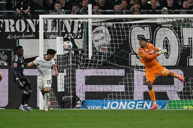 27 09 2025, xjhx, Fussball 1 Bundesliga, Borussia Moenchengladbach Eintracht Frankfurt v l Lukas Ullrich Borussia Mönchengladbach Torschuetze, erzielt das Tor, Treffer, scores the goal 4 6 Kaua Santos Eintracht Frankfurt DFL DFB REGULATIONS PROHIBIT ANY USE OF PHOTOGRAPHS as IMAGE SEQUENCES and or QUASI VIDEO Moenchengladbach