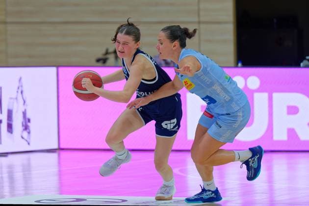 Nicole Brochlitz Lions, 6 , Magaly Meynadier Saarluis, 5 , Syntainics MBC vs Saarlouis Royals, Basketball, Women, Bundesliga, Season 2025 2026, 1 Matchday, 27 09 2025 Halle SWH Arena Sachsen Anhalt Germany