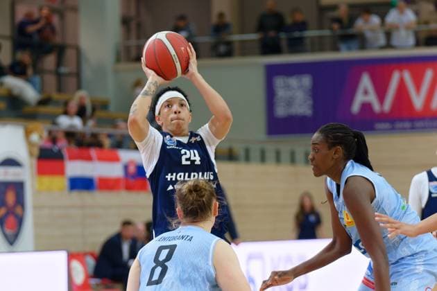 Liz Smith Lions, 24 , Roosa Lehtoranta Saarluis, 8 , Nogaye Lo Sylla Saarlouis, 3 , Syntainics MBC vs Saarlouis Royals, Basketball, Women, Bundesliga, Season 2025 2026, 1 Matchday, 27 09 2025 Halle SWH Arena Sachsen Anhalt Germany