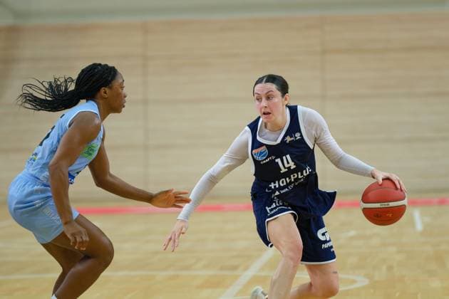 Martha Burse Saarluis, 25 , Katelyn Shumate Lions, 14 , Syntainics MBC vs Saarlouis Royals, Basketball, Women, Bundesliga, Season 2025 2026, 1 Matchday, 27 09 2025 Halle SWH Arena Sachsen Anhalt Germany