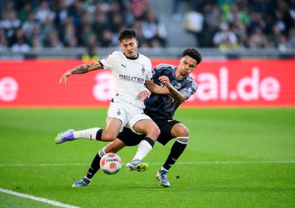 v l Jens Castrop Bor Mönchengladbach , Nnamdi Collins Eintracht Frankfurt action, duel, Football 1 Bundesliga, 5 Matchday, Borussia Moenchengladbach Eintracht Frankfurt, on 27 09 2025 in Moenchengladbach Germany DFL regulations prohibit any use of photographs as image sequences and or quasi video Â