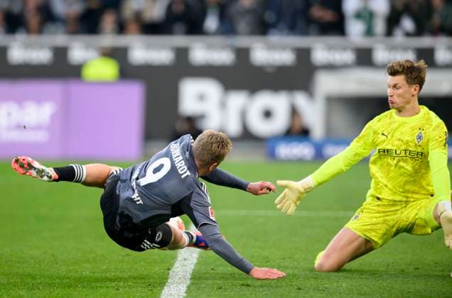 v l Jonathan Burkardt Eintracht Frankfurt shoots the goal to 0 3, against goalkeeper Moritz Nicolas Bor Mönchengladbach action, duel, Football 1 Bundesliga, Matchday 5, Borussia Moenchengladbach Eintracht Frankfurt, on 27 09 2025 in Moenchengladbach Germany DFL regulations prohibit any use of photographs as image sequences and or quasi video Â