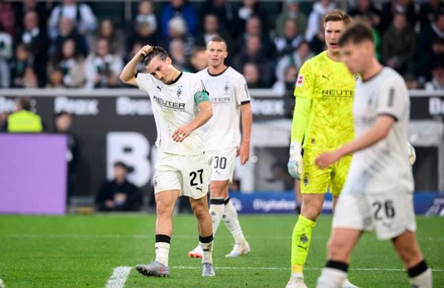 Frustration at v l Rocco Reitz Bor Mönchengladbach , Nico Elvedi Bor Mönchengladbach , Goalkeeper Moritz Nicolas Bor Mönchengladbach Football 1 Bundesliga, Matchday 5, Borussia Moenchengladbach Eintracht Frankfurt, am 27 09 2025 in Moenchengladbach Germany DFL regulations prohibit any use of photographs as image sequences and or quasi video Â