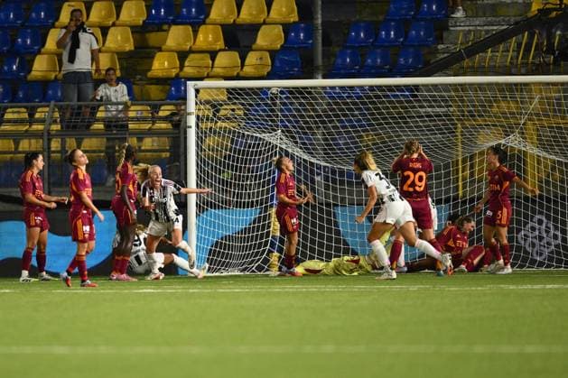 Lindsey Thomas of Juventus F.C. celebrates after scoring the goal of 3-2 during the Serie A Women s Cup Final between Juventus F.C. and A.S. Roma at Romeo Menti Stadium on September 27, 2025 in Castellammare di Stabia, Italy  Copyright: xDomenicoxCippitelli IPAxSportx xipa-agency.netx xx IPA_65833312 IPA_Agency_IPA65833312