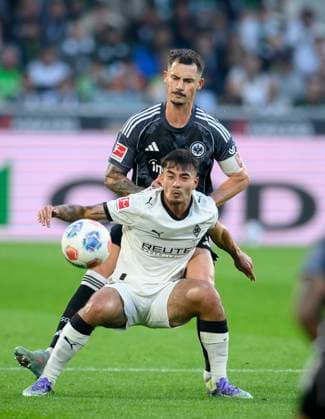 from behind Robin Koch Eintracht Frankfurt , Jens Castrop Bor Mönchengladbach , action, duel, Soccer 1 Bundesliga, 5 Matchday, Borussia Moenchengladbach Eintracht Frankfurt, on 27 09 2025 in Moenchengladbach Germany DFL regulations prohibit any use of photographs as image sequences and or quasi video Â