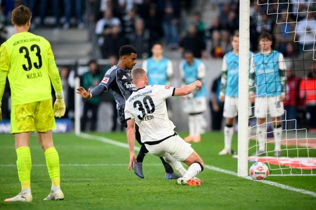 Goal to 0 3 by Jonathan Burkardt Eintracht Frankfurt not in picture from l Nicolas, Ansgar Knauff Eintracht Frankfurt , Nico Elvedi Bor Mönchengladbach action, Football 1 Bundesliga, Matchday 5, Borussia Moenchengladbach Eintracht Frankfurt, on 27 09 2025 in Moenchengladbach Germany DFL regulations prohibit any use of photographs as image sequences and or quasi video Â
