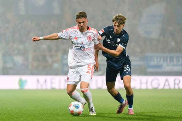 Moritz Heyer (Fortuna Duesseldorf) und Kacper Koscierski (VfL Bochum) im Kampf um den Ball waehrend des spiels der 2. Bundesliga zwischen VfL Bochum und Fortuna Duesseldorf, Vonovia Ruhrstadion am 27. September 2025 in Bochum, Deutschland. (Foto von Max Maiwald DeFodi Images) +++ Moritz Heyer (Fortuna Duesseldorf) und Kacper Koscierski (VfL Bochum) battle for the ball during the 2. Bundesliga match between VfL Bochum and Fortuna Duesseldorf at Vonovia Ruhrstadion on September 27, 2025 in Bochum, Germany. (Photo by Max Maiwald DeFodi Images) DFB DFL REGULATIONS PROHIBIT ANY USE OF PHOTOGRAPHS AS IMAGE SEQUENCES AND OR QUASI-VIDEO. (Photo by Max Maiwald DeFodi Images) Moritz Heyer Fortuna Duesseldorf and Kacper Koscierski VfL Bochum battle for the ball during the 2 Bundesliga match between VfL Bochum and Fortuna Duesseldorf, Vonovia Ruhrstadion on September 27, 2025 in Bochum, Germany, Germany Photo by Max Maiwald DeFodi Images Moritz Heyer Fortuna Duesseldorf and Kacper Koscierski VfL Bochum battle for the ball during the 2 Bundesliga match between VfL Bochum and Fortuna Duesseldorf at Vonovia Ruhrstadion on September 27, 2025 in Bochum, Germany Photo by Max Maiwald DeFodi Images DFB DFL REGULATIONS PROHIBIT ANY USE OF PHOTOGRAPHS AS IMAGE SEQUENCES AND OR QUASI VIDEO Photo by Max Maiwald DeFodi Images