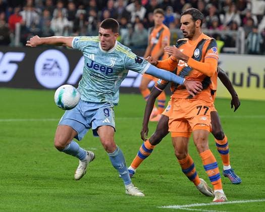 September 27, 2025, Turin: Juventus Dusan Vlahovic and Atalanta s Davide Zappacosta in action during the Italian Serie A soccer match Juventus FC vs Atalanta at the Allianz Stadium in Turin, Italy, 27 september 2025 ANSA ALESSANDRO DI MARCO. Serie A: Juventus-Atalanta  - ZUMAa110 20250927_zaf_a110_071 Copyright: xAlessandroxDixMarcox