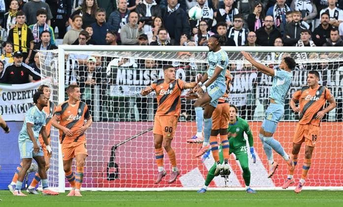 September 27, 2025, Turin: Juventus Thuram )C) and Atalanta s Odition Kossonou in action during the Italian Serie A soccer match Juventus FC vs Atalanta at the Allianz Stadium in Turin, Italy, 27 september 2025 ANSA ALESSANDRO DI MARCO. Serie A: Juventus-Atalanta  - ZUMAa110 20250927_zaf_a110_073 Copyright: xAlessandroxDixMarcox