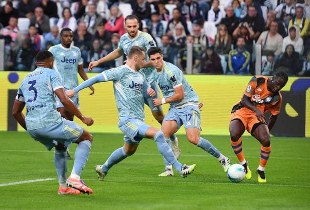 September 27, 2025, Turin: Juventus Vasilije Azdic Atalanta s Odition Kossonou in action during the Italian Serie A soccer match Juventus FC vs Atalanta at the Allianz Stadium in Turin, Italy, 27 september 2025 ANSA ALESSANDRO DI MARCO. Serie A: Juventus-Atalanta  - ZUMAa110 20250927_zaf_a110_076 Copyright: xAlessandroxDixMarcox