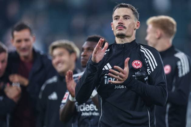 Soccer 1 Bundesliga 5 Matchday Borussia Mönchengladbach Eintracht Frankfurt on 27 09 2025 at Borussia Park in Mönchengladbach Robin Koch Frankfurt celebrates with the fans DFL regulations prohibit any use of photographs as image sequences and or quasi video xJRx