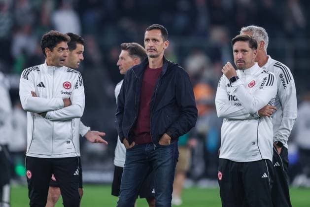 Soccer 1 Bundesliga 5 Matchday Borussia Mönchengladbach Eintracht Frankfurt on 27 09 2025 at Borussia Park in Mönchengladbach Dino Toppmöller Coach Head Coach Frankfurt with his coaching staff DFL regulations prohibit any use of photographs as image sequences and or quasi video xJRx