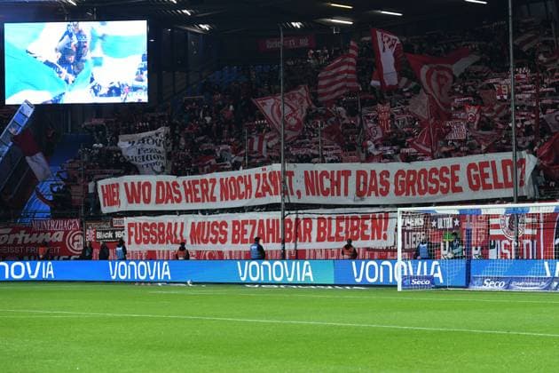 Soccer 2 Bundesliga 7 Matchday VfL Bochum Fortuna Düsseldorf on 27 09 2025 at Vonovia Ruhrstadion in Bochum Banner in the Düsseldorf fan block with the inscription Hier, wo das Herz noch zählt, nicht das grosse Geld Fussball muss bezahlbar bleiben DFL regulations prohibit any use of photographs as image sequences and or quasi video xRx