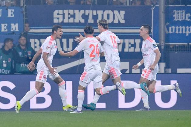 Soccer 2 Bundesliga 7 Matchday VfL Bochum Fortuna Düsseldorf on 27 09 2025 at Vonovia Ruhrstadion in Bochum Goal celebration to 0 1 by Tim Oberdorf Düsseldorf DFL regulations prohibit any use of photographs as image sequences and or quasi video xRx