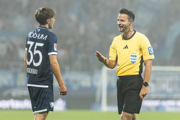2 Fußball Bundesliga VfL Bochum Fortuna Düsseldorf Vonovia Ruhrstadion, Bochum 27 09 2025 Kacper Koscierski VfL Bochum, 35 , Daniel Schlager Referee, Gernsbach 2 Fußball Bundesliga VfL Bochum Fortuna Düsseldorf Vonovia Ruhrstadion, Bochum 27 09 2025 DFL regulations prohibit any use of photographs as image sequences and or quasi video Copyright: xBEAUTIFULxSPORTS Buriakovx