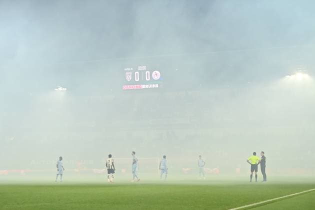 ALMELO , 27-09-2025 , Stadium Asito , season 2025 2026 , Dutch Eredivisie football , match between Heracles Almelo and Sparta Rotterdam , picture shows smoke on the pitch Heracles - Sparta  x31228191x Copyright: