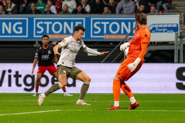ROTTERDAM , 27-09-2025 , Stadium Woudestein , season 2025 2026 , VriendenLoterij Eredivisie , Excelsior vs PSV Eindhoven , PSV Player Ivan Perisic and Excelsior goalkeeper Stijn van Gassel Excelsior - PSV  x31228293x Copyright: