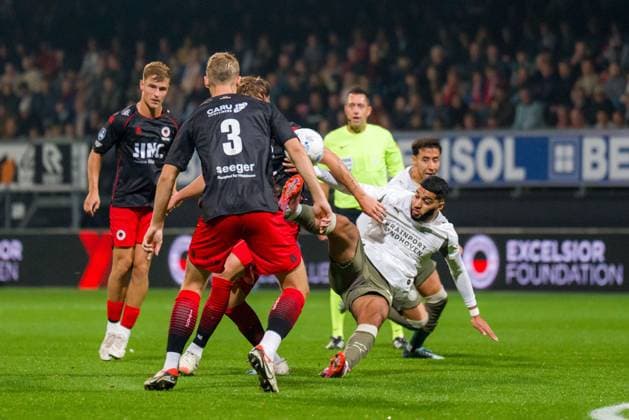 ROTTERDAM , 27-09-2025 , Stadium Woudestein , season 2025 2026 , VriendenLoterij Eredivisie , Excelsior vs PSV Eindhoven , Excelsior player Noah Naujoks and PSV Player Ismael Saibari Excelsior - PSV  x31228297x Copyright: