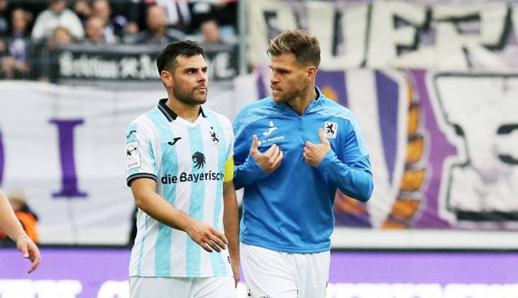 Aue, 27.09.2025, Erzgebirgsstadion, Fußball, 3.Liga, 3.Spieltag FC Erzgebirge Aue vs. TSV 1860 München 2:0 (1:0) , Im Bild; Enttäuschung bei 1860 München nach dem Spiel. Kevin Volland ( 31, 1860), Florian Niederlechner ( 7, 1860)). , Nur für journalistische Zwecke. Only for editorial use! , DFB DFL regulations prohibit any use of photographs as image sequences and or quasi-video. , Picture Point