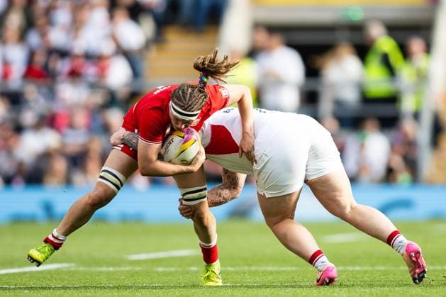 Canada Women v England Women Women s Rugby World Cup 2025 27 09 2025. Final Sophie de Goede of Canada is tackled by Hannah Botterman of England during the Women s Rugby World Cup 2025 Final match between Canada Women and England Women at Allianz Stadium, Twickenham, Richmond, United Kingdom on 27 September 2025. Richmond Allianz Stadium London United Kingdom Editorial use only , Copyright: xSimonxKingx PSI-22918-0105