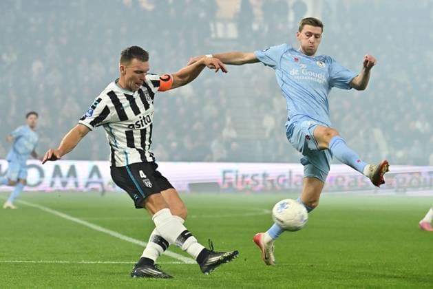 ALMELO , 27-09-2025 , Stadium Asito , season 2025 2026 , Dutch Eredivisie football , match between Heracles Almelo and Sparta Rotterdam , picture shows Heracles Almelo player Damon Mirani, Sparta Rotterdam player Tobias Lauritsen Heracles - Sparta  x31228354x Copyright: