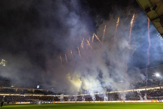 ALMELO - Atmospheric fireworks display during the Dutch Eredivisie match between Heracles Almelo and Sparta Rotterdam at the Erve Asito Stadium on September 27, 2025, in Almelo, Netherlands. ANP VINCENT JANNINK Eredivisie 2025 26 xVIxANPxSportx xxANPxIVx 537646934 originalFilename: 537646934.jpg