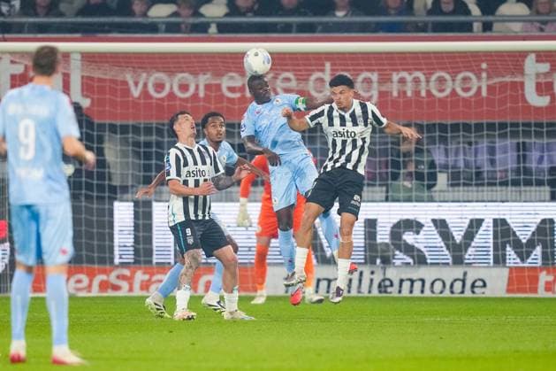 Eredivisie: Heracles Almelo v Sparta Rotterdam Almelo - Bruno Martins Indi of Sparta Rotterdam duels for the ball with Tristan van Gilst of Heracles Almelo during the seventh competition round of the 2025 2026 Eredivisie season. The match is set between Heracles Almelo and Sparta Rotterdam at Asito Stadion on 27 September 2025 in Almelo, The Netherlands. (VK Sportphoto Danny de Groot) Copyright: xDannyxdexGrootx