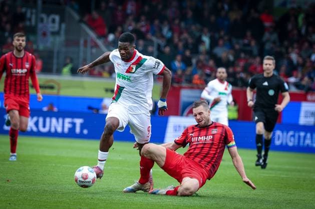 Samuel Essende 9 FC Augsburg in duel with Patrick Mainka 6 1FC Heidenheim 1846 , 1 FC Heidenheim 1846 vs FC Augsburg, DFL, Bundesliga, Saison 2025 2026, Voith Arena, Hinrunde, 5 Spieltag, 27 09 2025 DFB regulations prohibit any use of photographs as image sequences and or quasi video Heidenheim Baden Wuerttemberg Germany Copyright: xkolbert-press MartinxAgüerax