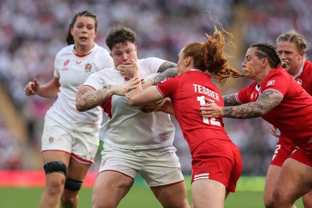WRWC-Finale 27. September 2025, London Finale der Rugby-Weltmeisterschaft der Frauen Kanada gegen England Frauen Hannah Botterman aus England wird von Alex Tessier aus Kanada im Gesicht getroffen Foto Charlotte Wilson Offside London UK  Copyright: xCharlottexWilsonx xOffsidexOffside