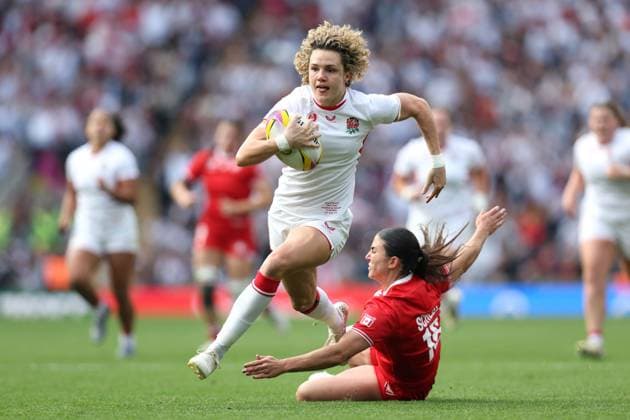 WRWC-Finale 27. September 2025, London Frauen-Rugby-Weltcup-Finale Kanada gegen England Frauen Ellie Kildunne (England) weicht einem Tackling von Julia Schell (Kanada) aus, bevor sie einen Versuch erzielt Foto Charlotte Wilson Offside London UK  Copyright: xCharlottexWilsonx xOffsidexOffside