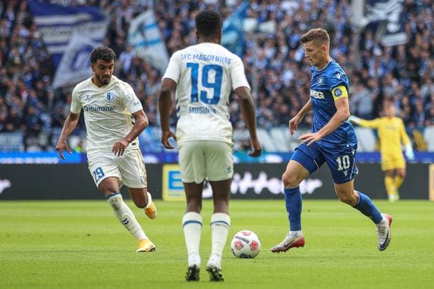 On the ball Marvin Wanitzek Karlsruher SC, 10 Lubambo Musonda 1 FC Magdeburg, 19 Rayan Ghrieb 1 FC Magdeburg, 29 , GER, Karlsruher SC vs 1 FC Magdeburg, 2 Bundesliga, Matchday 7, 2025 2026, 27 09 2025, DFL REGULATES PROHIBIT ANY USE OF PHOTOGRAPHS AS IMAGE SEQUENCES AND OR QUASI VIDEO, GER, Karlsruher SC vs 1 FC Magdeburg, 2 Bundesliga, 7 Matchday, 2025 2026, 27 09 2025 Karlsruhe Copyright: xEibner-Pressefoto JanxPrihodax EP_JPA