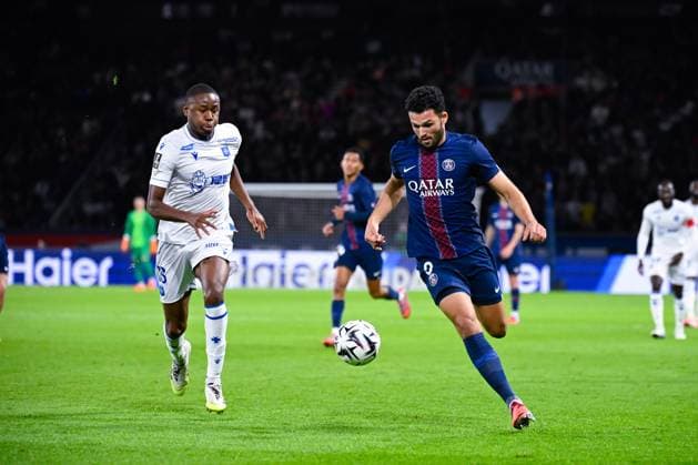 FOOTBALL : PSG vs Auxerre - Ligue1 - 27 09 2025 Telli Siwe ( 13 - Auxerre ) and Goncalo Ramos ( 9 - PSG ) during the Ligue 1 match between Paris Saint Germain and AJ Auxerre at Parc Des Princes on September 27 , 2025 in Paris, France. ( Photo by Federico Pestelini PsnewZ ) - ParisFrance  Copyright: xFedericoxPestelinix