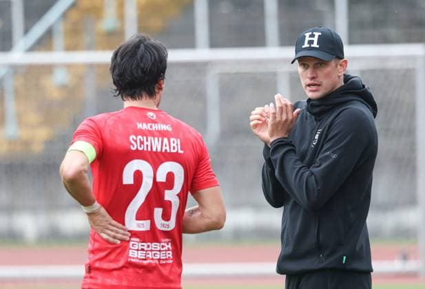 Sven Bender (Trainer SpVgg Unterhaching) im Gespräch mit Markus Schwabl; TSV Schwaben Augsburg vs. SpVgg Unterhaching, Regionalliga Bayern, Saison 2025-2026, 11. Spieltag; TSV Schwaben Augsburg vs. SpVgg Unterhaching, Regionalliga Bayern, Saison 2025-2026, 11. Spieltag; *** Sven Bender Coach SpVgg Unterhaching in conversation with Markus Schwabl TSV Schwaben Augsburg vs SpVgg Unterhaching, Regionalliga Bayern, Season 2025 2026, Matchday 11 TSV Schwaben Augsburg vs SpVgg Unterhaching, Regionalliga Bayern, Season 2025 2026, Matchday 11