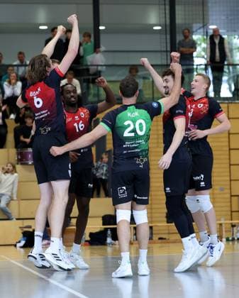 BAU 27.09.2025 Ludwigsburg Volleyball Barock Volley MTV Ludwigsburg vs. TSV Haching, die Ludwigsburger jubeln, v.l. Ben-Simon Bonin, Nyherowo Omene, Jeffrey Klok, Tim Köpfli, Jonah Dornheim