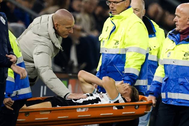 ALMELO - Heracles Almelo coach Bas Sibum, Sem Scheperman of Heracles Almelo (left) leaving the field on a stretcher during the Dutch Eredivisie match between Heracles Almelo and Sparta Rotterdam at the Erve Asito Stadium on September 27, 2025, in Almelo, Netherlands. ANP VINCENT JANNINK Eredivisie 2025 26 xVIxANPxSportx xxANPxIVx 537649226 originalFilename: 537649226.jpg