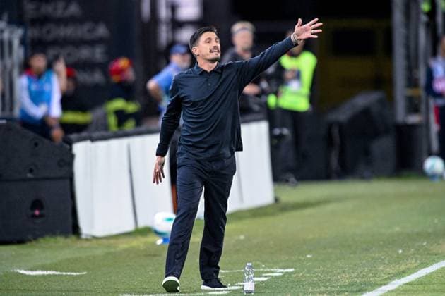 Cagliari s coach Fabio Pisacane during the Serie A soccer match between Cagliari Calcio and Inter at the Unipol Domus in Cagliari, Sardinia - Saturday, 27 september 2025. - Soccer  Copyright: xGianlucaxZuddas LaPressex