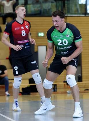 BAU 27 09 2025 Ludwigsburg Volleyball Barock Volley MTV Ludwigsburg vs TSV Haching, f l Tomi Saarinen and Jeffrey Klok LB cheering