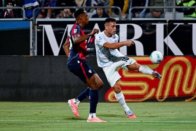 Inter s Lautaro Javier Martinez in action during the Serie A soccer match between Cagliari Calcio and Inter at the Unipol Domus in Cagliari, Sardinia - Saturday, 27 september 2025. - Soccer  Copyright: xGianlucaxZuddas LaPressex